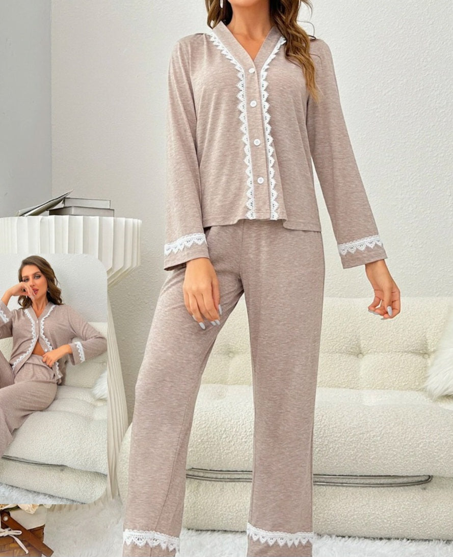 Two-piece pajama made of cotton with lace edges