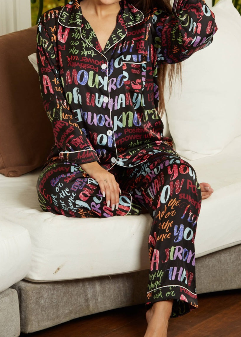 Satin pajamas printed with English letters