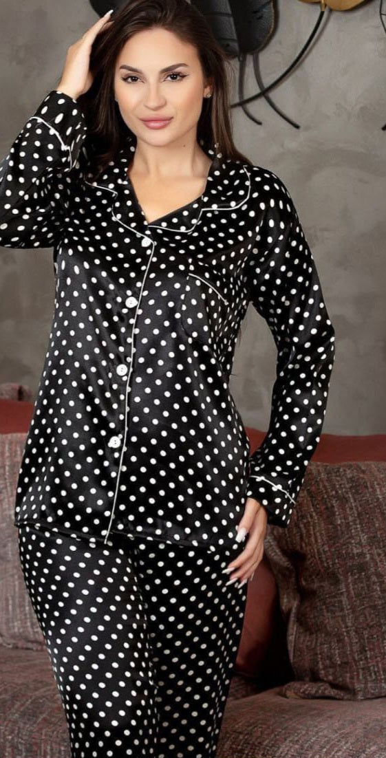 Two-piece pajamas made of dotted satin