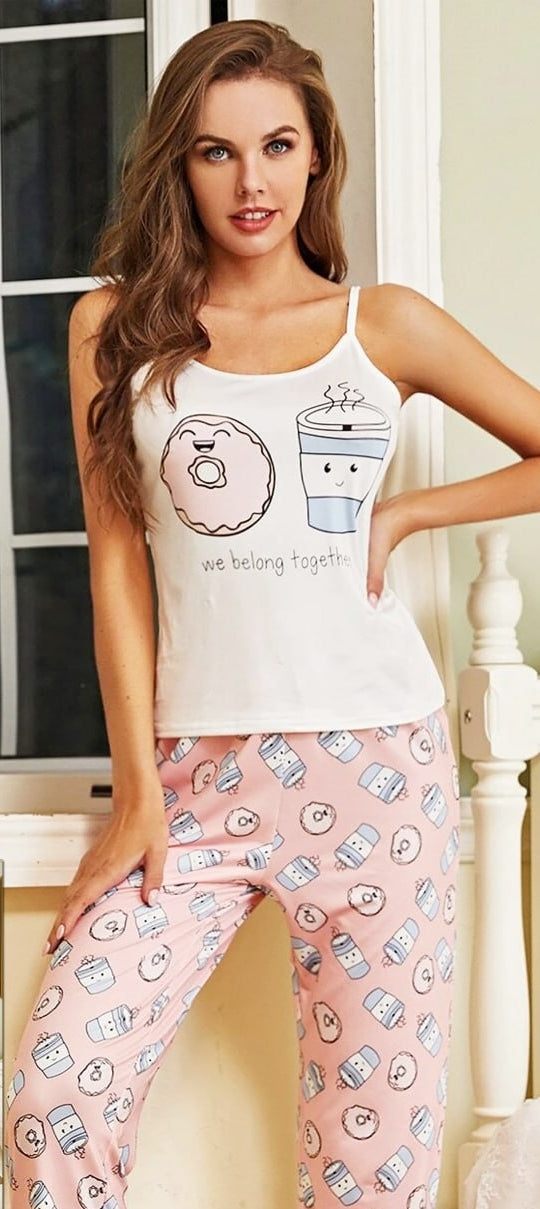 Two-piece cotton pajama set - with a different graphic print on the T-shirt and pants - Dala3ny